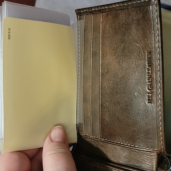 Men's Dockers Brown Wallet in Blue Tin - Picture 4 of 6